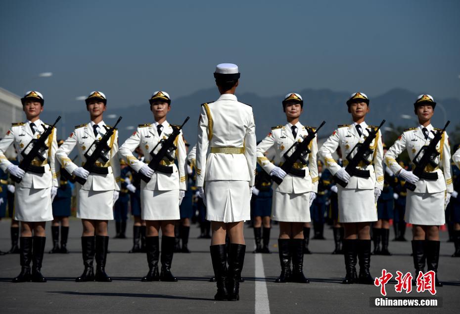 Mídias estrangeiras visitam base de treinamento do desfile militar da China