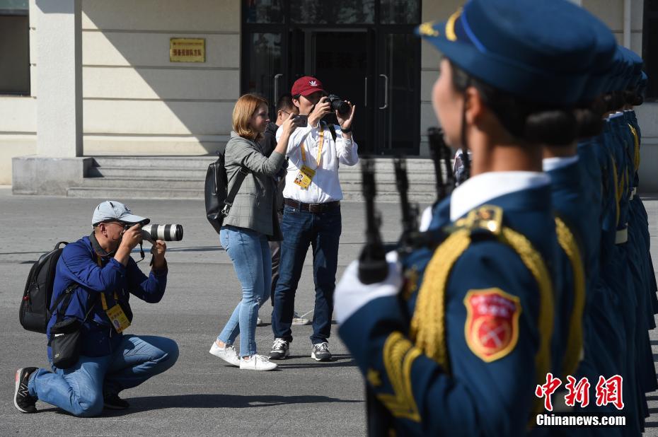 Mídias estrangeiras visitam base de treinamento do desfile militar da China