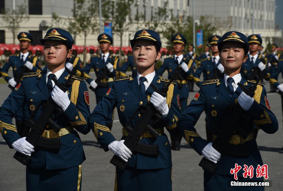 Mídias estrangeiras visitam base de treinamento do desfile militar da China