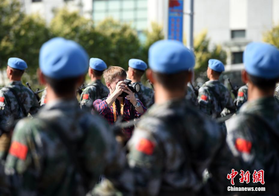 Mídias estrangeiras visitam base de treinamento do desfile militar da China