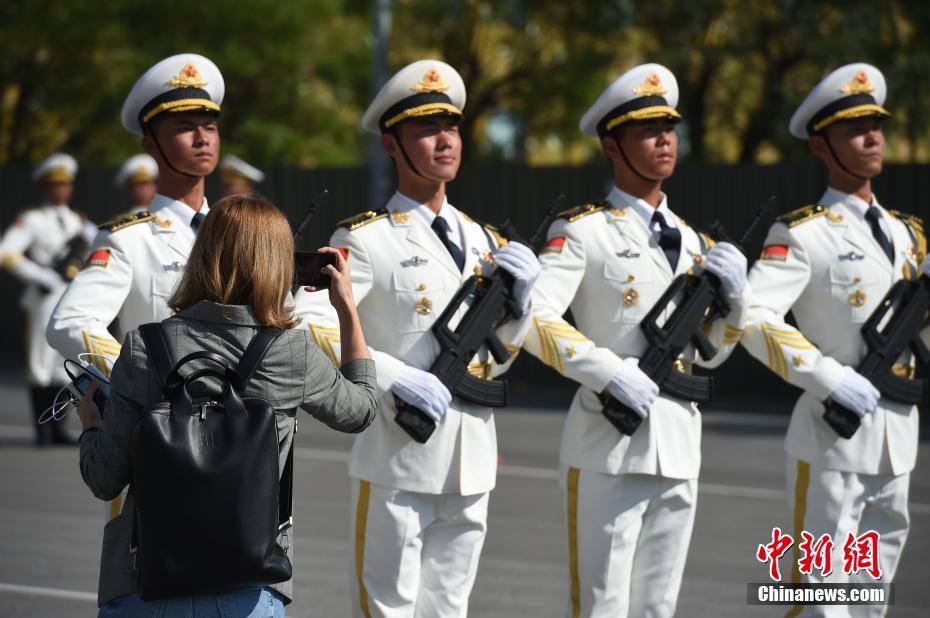 Mídias estrangeiras visitam base de treinamento do desfile militar da China