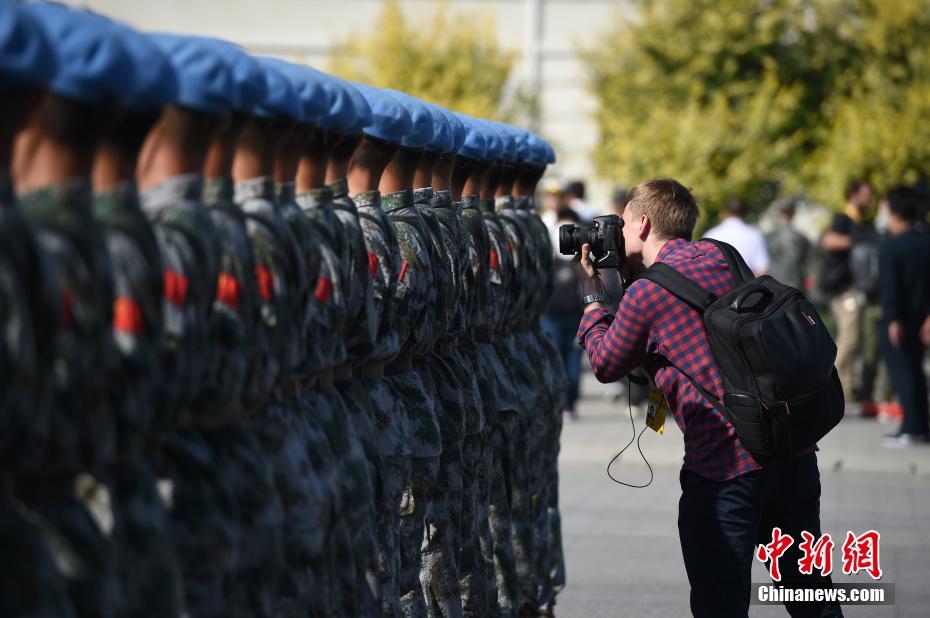 Mídias estrangeiras visitam base de treinamento do desfile militar da China