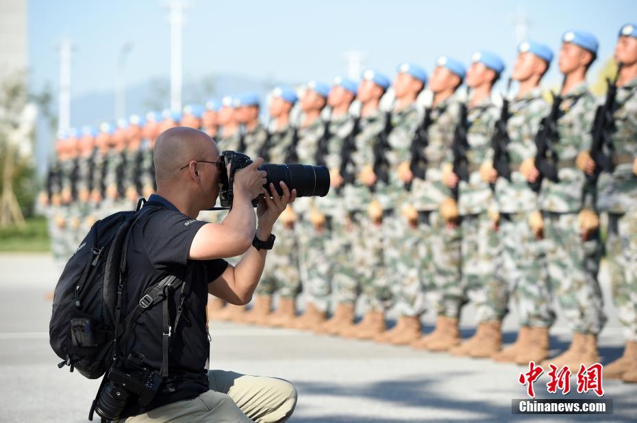 Mídias estrangeiras visitam base de treinamento do desfile militar da China