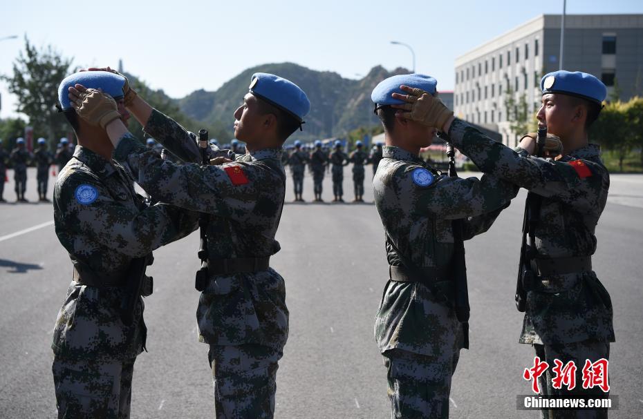 Mídias estrangeiras visitam base de treinamento do desfile militar da China