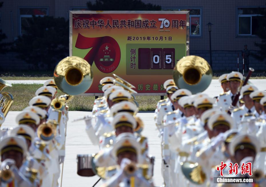 Mídias estrangeiras visitam base de treinamento do desfile militar da China