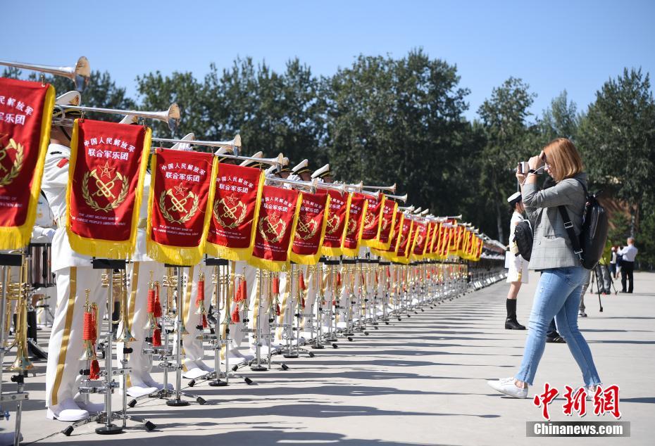 Mídias estrangeiras visitam base de treinamento do desfile militar da China