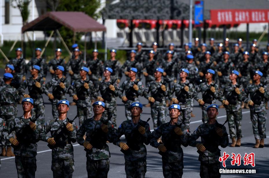 Mídias estrangeiras visitam base de treinamento do desfile militar da China