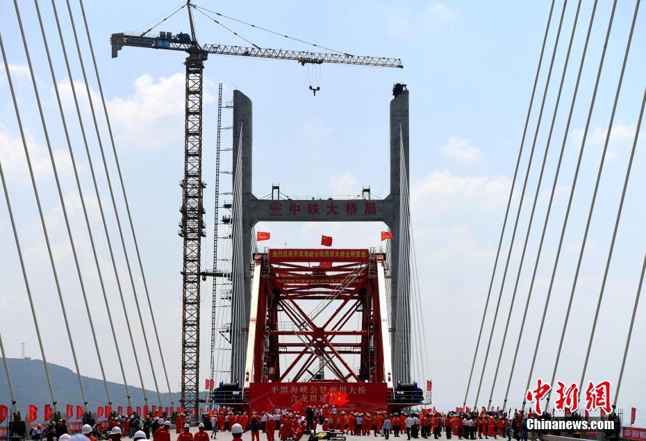 China conclui estrutura da maior ponte rodoferroviária sobre mar do mundo