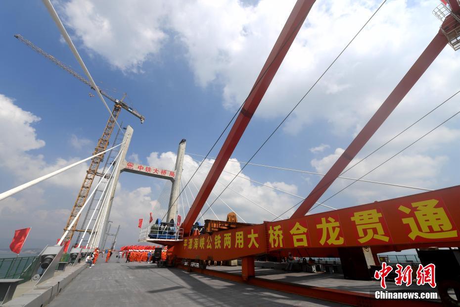 China conclui estrutura da maior ponte rodoferroviária sobre mar do mundo