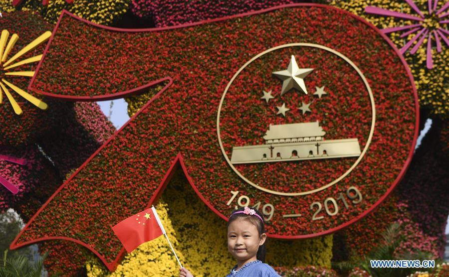 Canteiros de flores instalados em Beijing para celebrar o 70ºaniversário da fundação da Nova China