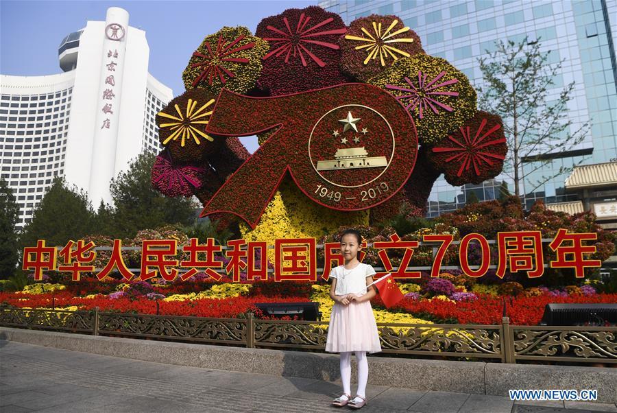 Canteiros de flores instalados em Beijing para celebrar o 70ºaniversário da fundação da Nova China