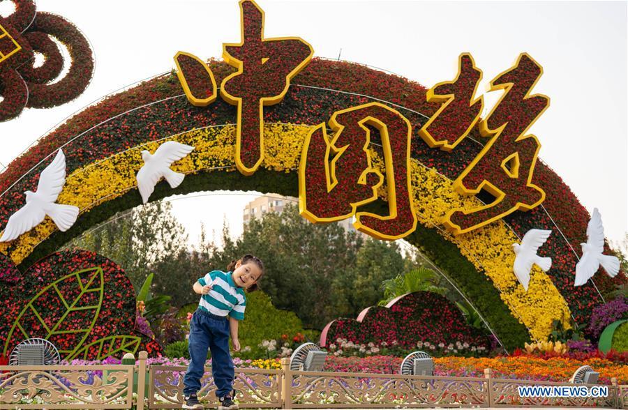 Canteiros de flores instalados em Beijing para celebrar o 70ºaniversário da fundação da Nova China