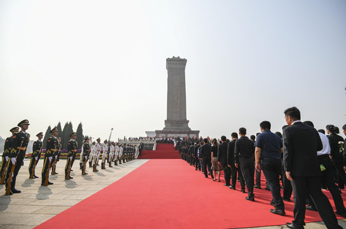 Xi faz tributo aos heróis nacionais na Praça Tian'anmen