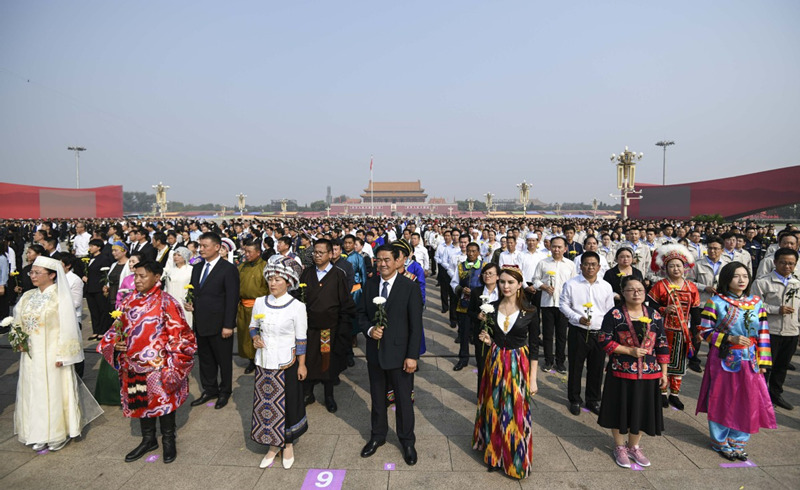 Xi faz tributo aos heróis nacionais na Praça Tian'anmen