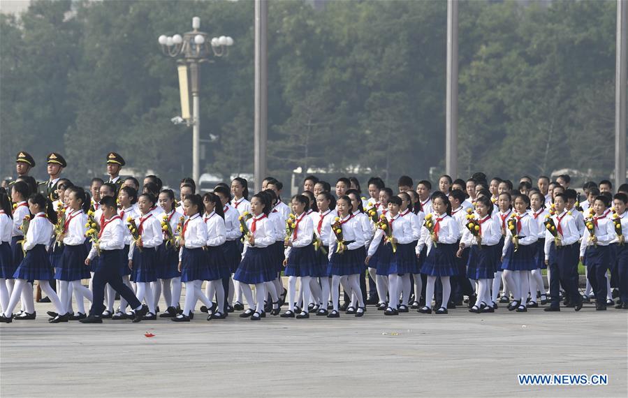 Xi faz tributo aos heróis nacionais na Praça Tian'anmen