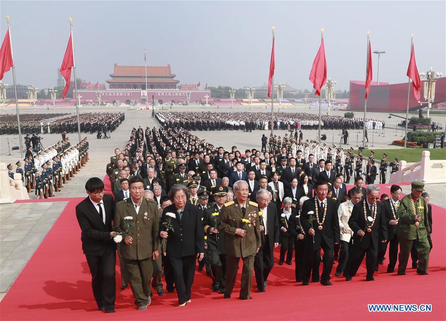 Xi faz tributo aos heróis nacionais na Praça Tian'anmen