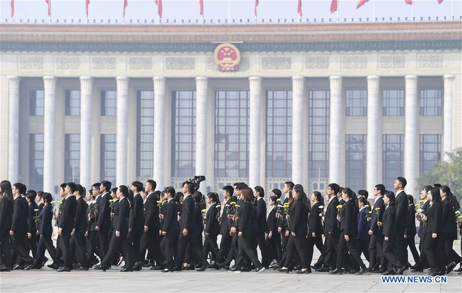 Xi faz tributo aos heróis nacionais na Praça Tian'anmen