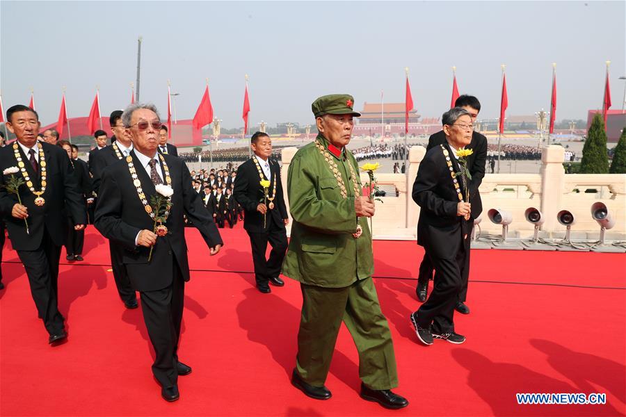 Xi faz tributo aos heróis nacionais na Praça Tian'anmen