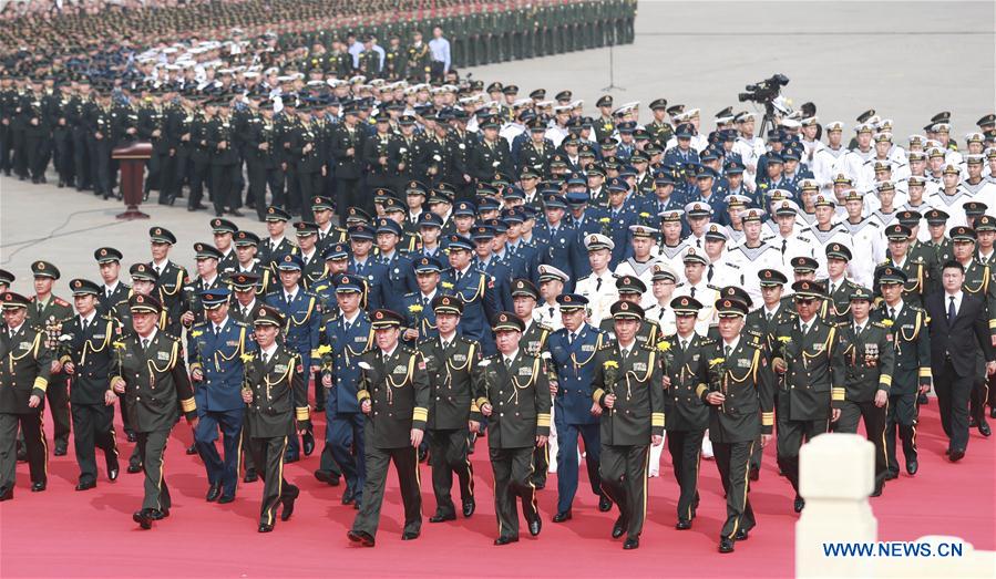 Xi faz tributo aos heróis nacionais na Praça Tian'anmen