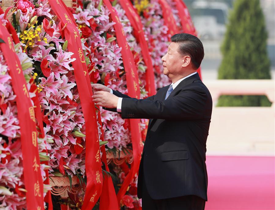 Xi faz tributo aos heróis nacionais na Praça Tian'anmen