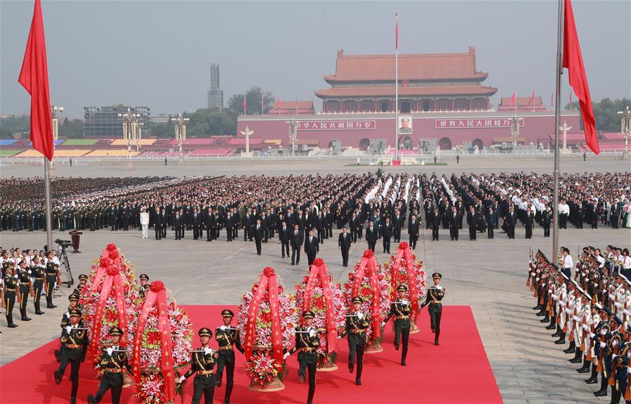 Xi faz tributo aos heróis nacionais na Praça Tian'anmen