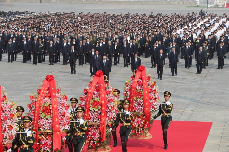 Xi faz tributo aos heróis nacionais na Praça Tian'anmen