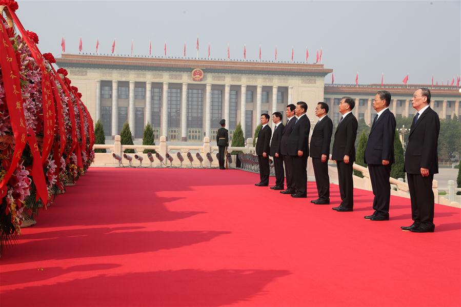 Xi faz tributo aos heróis nacionais na Praça Tian'anmen