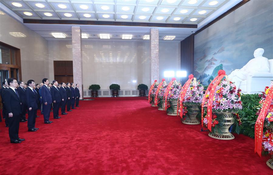 Xi faz tributo aos heróis nacionais na Praça Tian'anmen