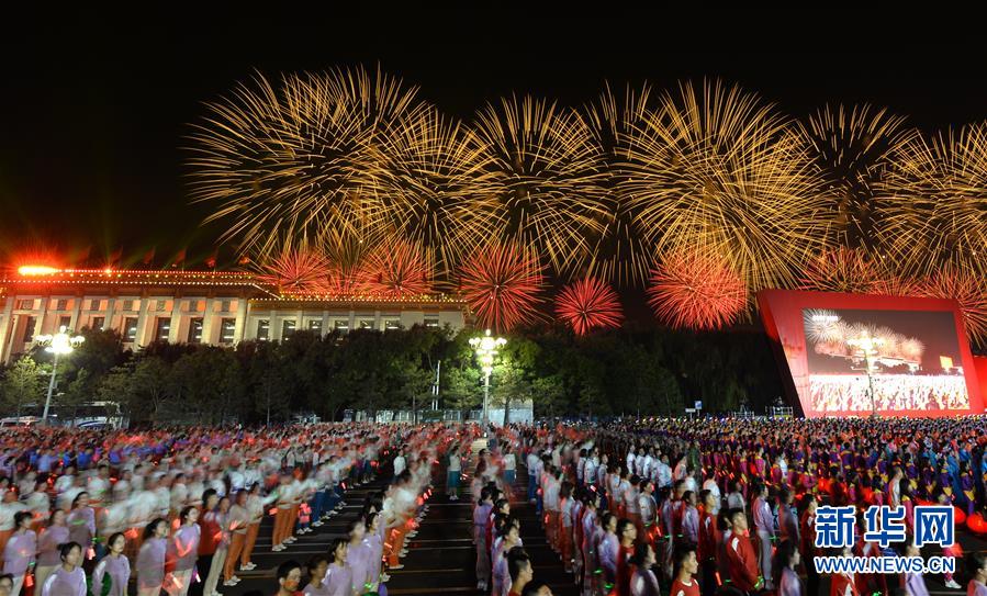 Beijing realiza gala noturna para celebrar o 70º aniversário da fundação da Nova China