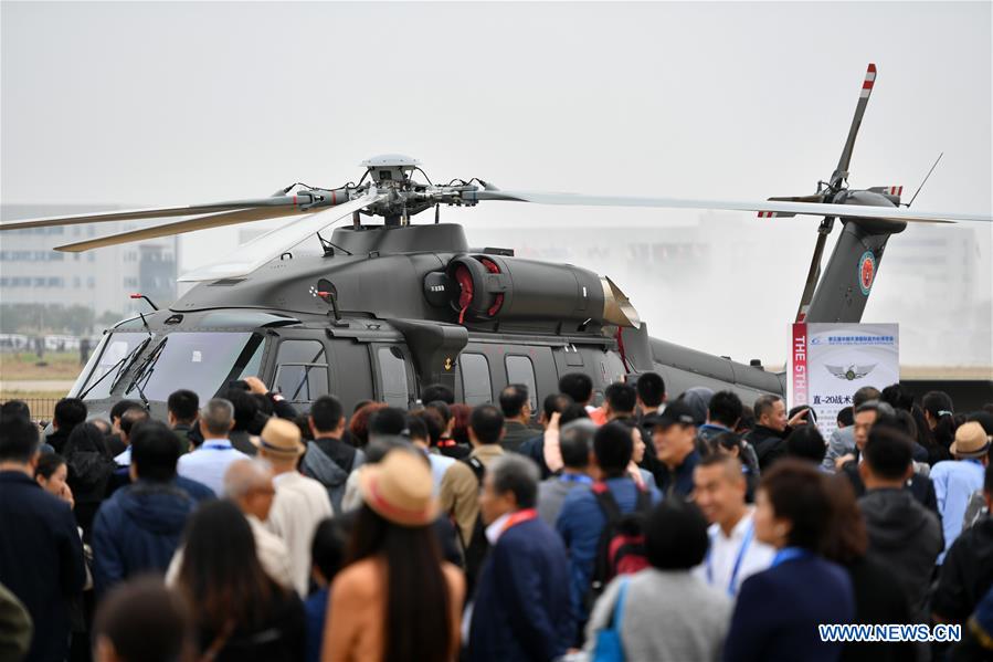 Helicóptero Z-20 da China faz voo de demonstração em Tianjin