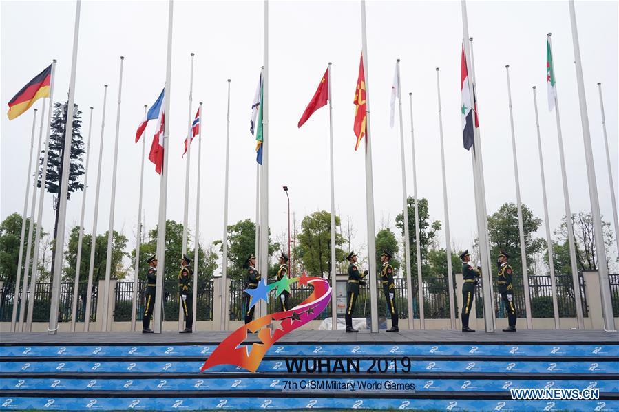 Cerimônia de hasteamento da bandeira realizada na vila de atletas dos 7º Jogos Mundiais Militares