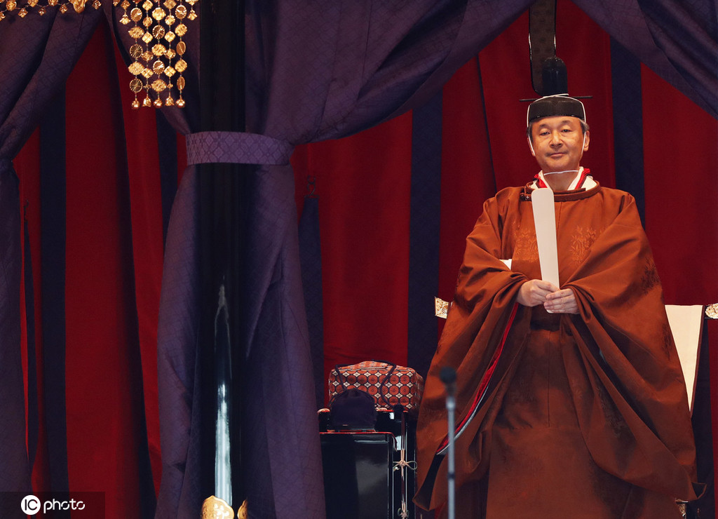 Imperador japonês ascende ao Trono do Crisântemo