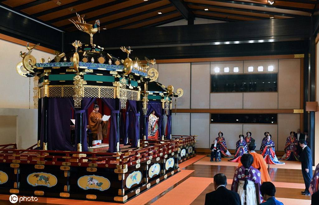 Imperador japonês ascende ao Trono do Crisântemo