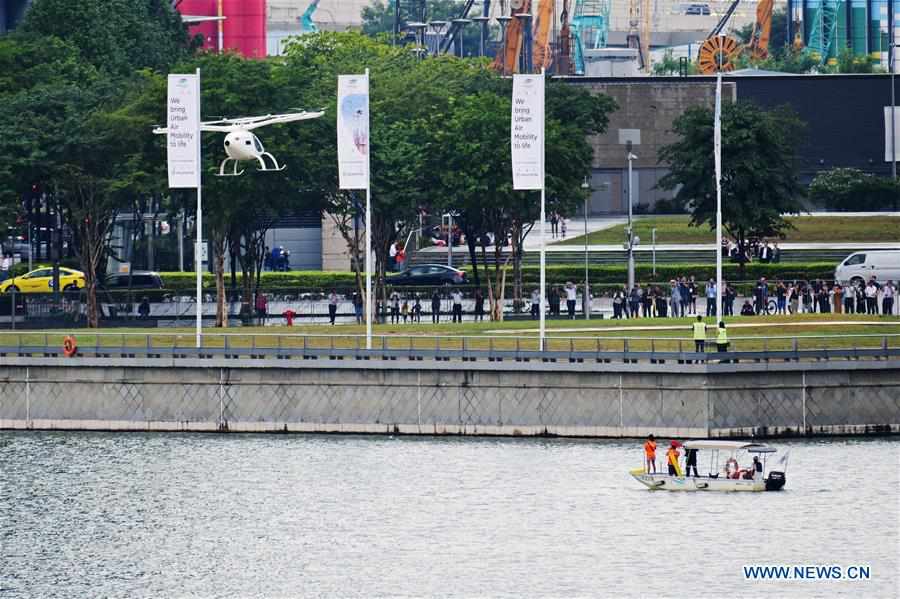 Táxi aéreo da Volocopter voa sobre Baía da Marina em Singapura