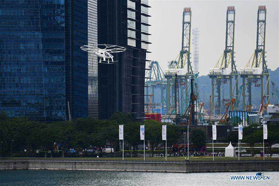 Táxi aéreo da Volocopter voa sobre Baía da Marina em Singapura