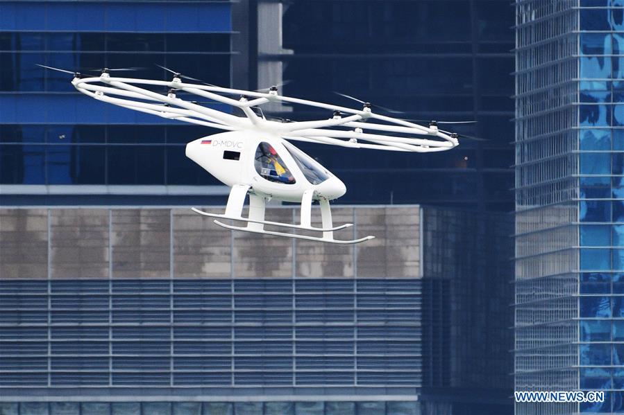 Táxi aéreo da Volocopter voa sobre Baía da Marina em Singapura