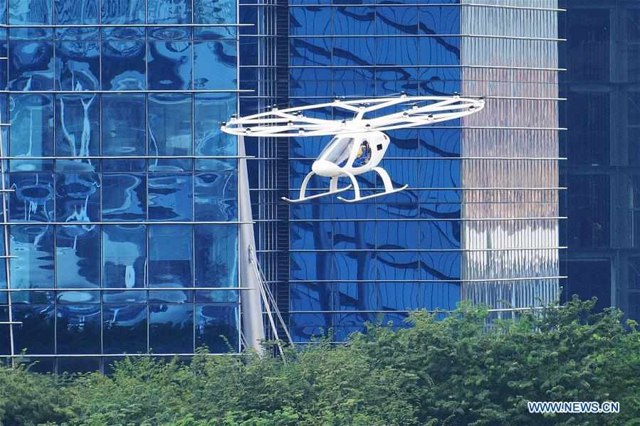 Táxi aéreo da Volocopter voa sobre Baía da Marina em Singapura