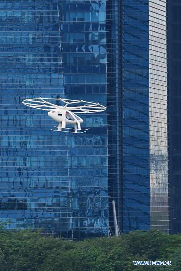 Táxi aéreo da Volocopter voa sobre Baía da Marina em Singapura