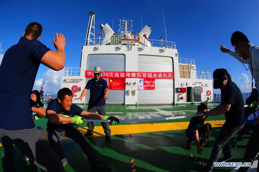 Navio quebra-gelo atravessa linha do equador rumo a expedição antártica