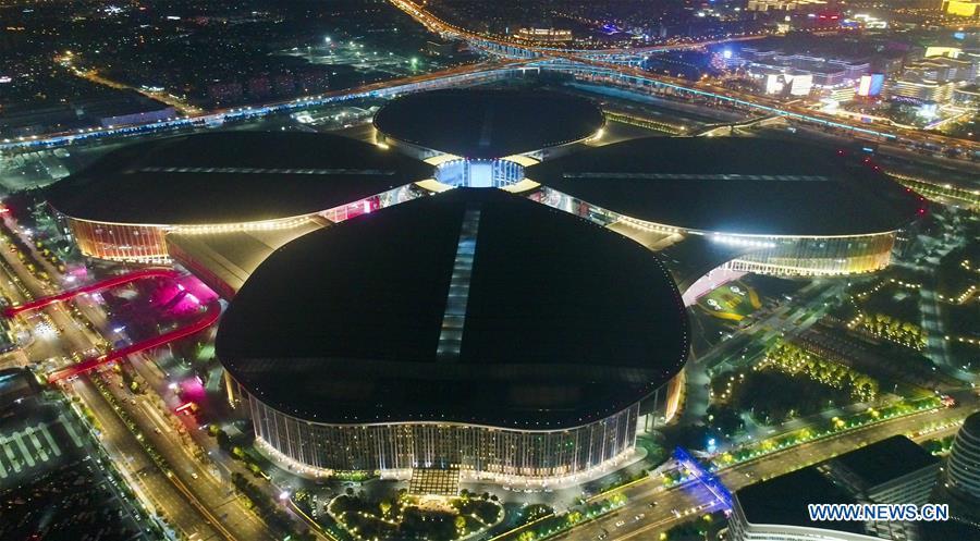 Panorama noturno do local da 2ª CIIE em Shanghai