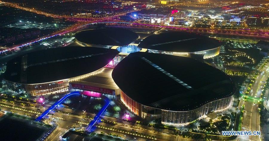 Panorama noturno do local da 2ª CIIE em Shanghai