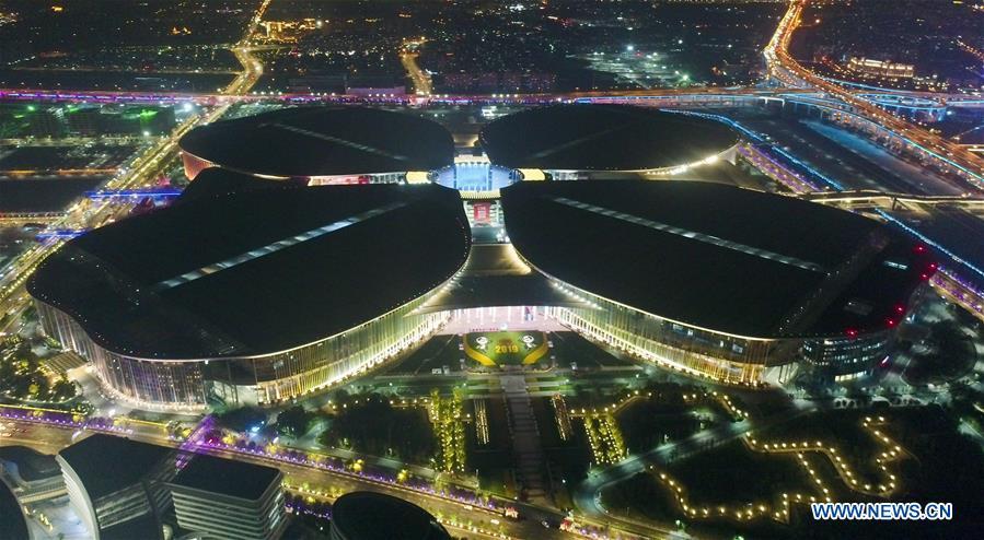 Panorama noturno do local da 2ª CIIE em Shanghai