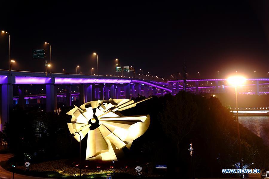 Panorama noturno do local da 2ª CIIE em Shanghai