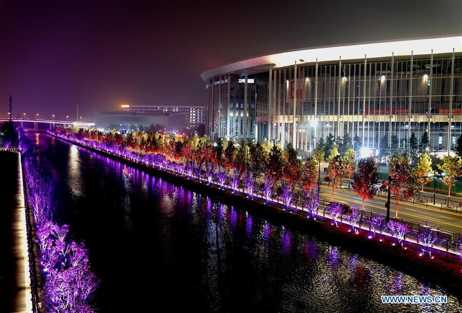 Panorama noturno do local da 2ª CIIE em Shanghai
