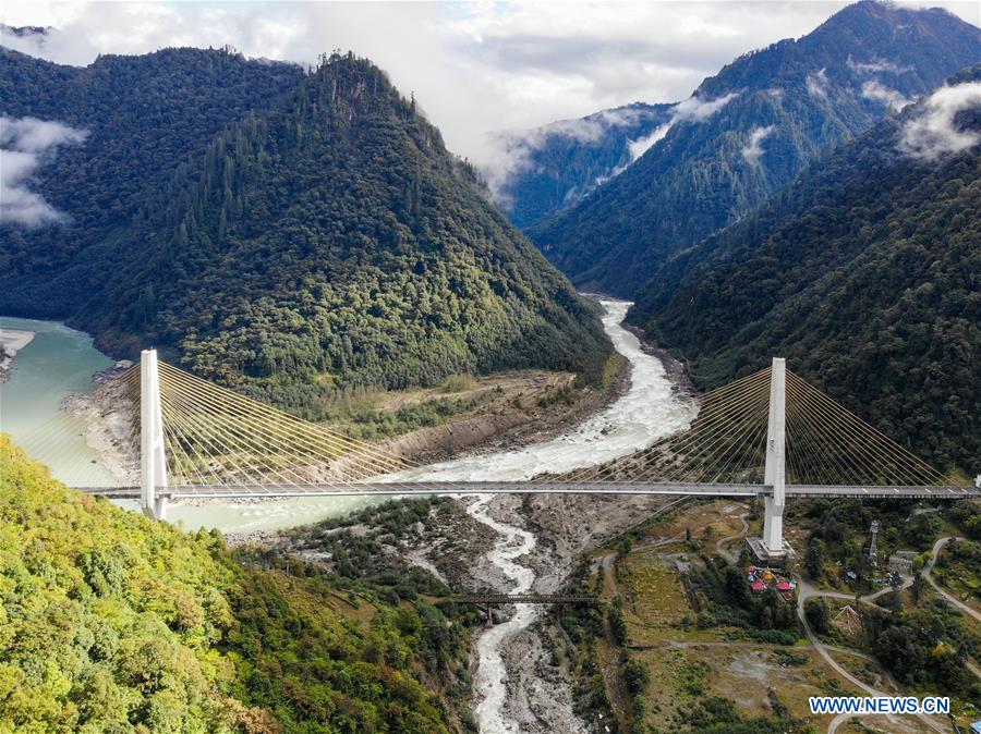 Vista da grande ponte Polonggou no Tibete