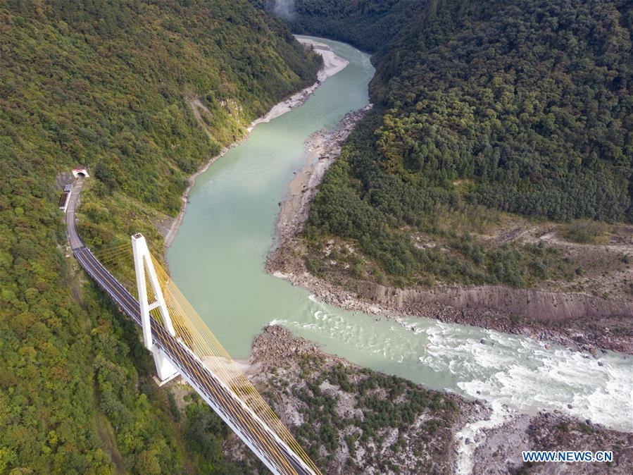 Vista da grande ponte Polonggou no Tibete