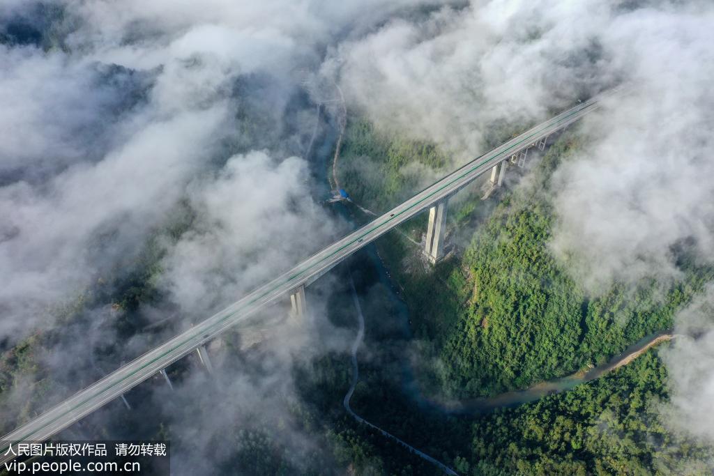 Hunan reforça construção de rede rodoviária para auxiliar no combate à pobreza