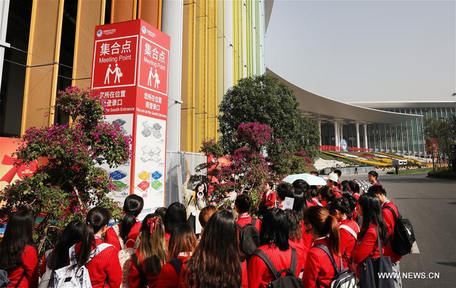 Trabalhadores preparam 2ª CIIE em Shanghai