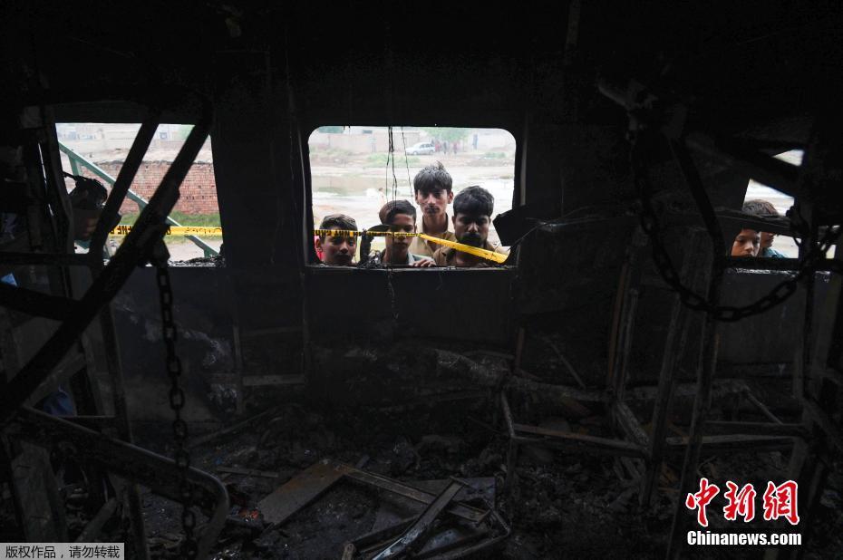 74 mortos à medida que o trem de passageiros pega fogo no Paquistão Oriental