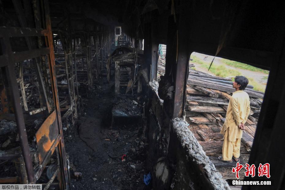 74 mortos à medida que o trem de passageiros pega fogo no Paquistão Oriental